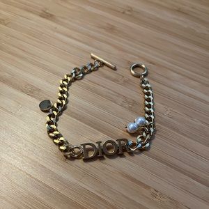 Dangle with pearls bracelet.